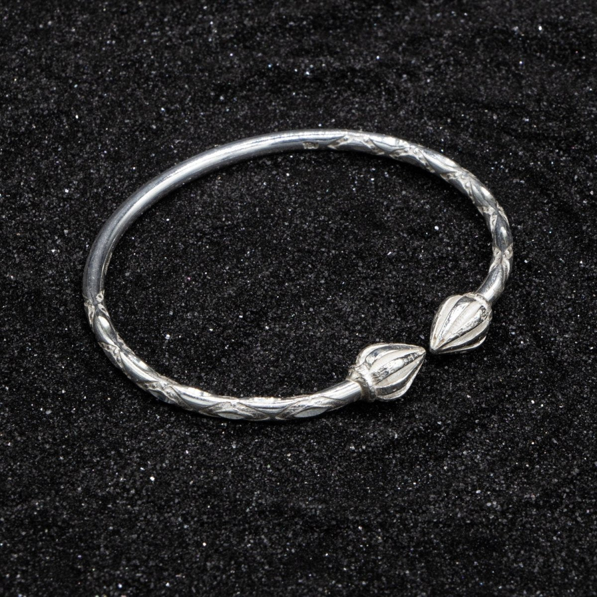 アクセサリー KAHIKO SILVER BANGLE NEEDLE 125 Cocoa Pod Caribbijou West Indian Bangle - Sterling Silver